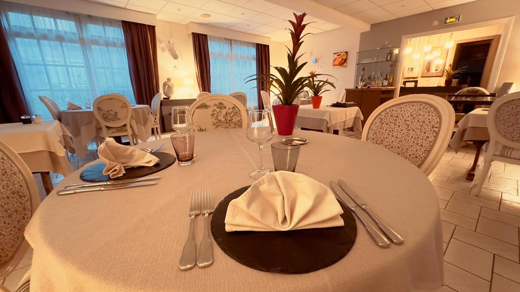 Logis Hotel Restaurant Des Voyageurs Tarnac Exterior photo